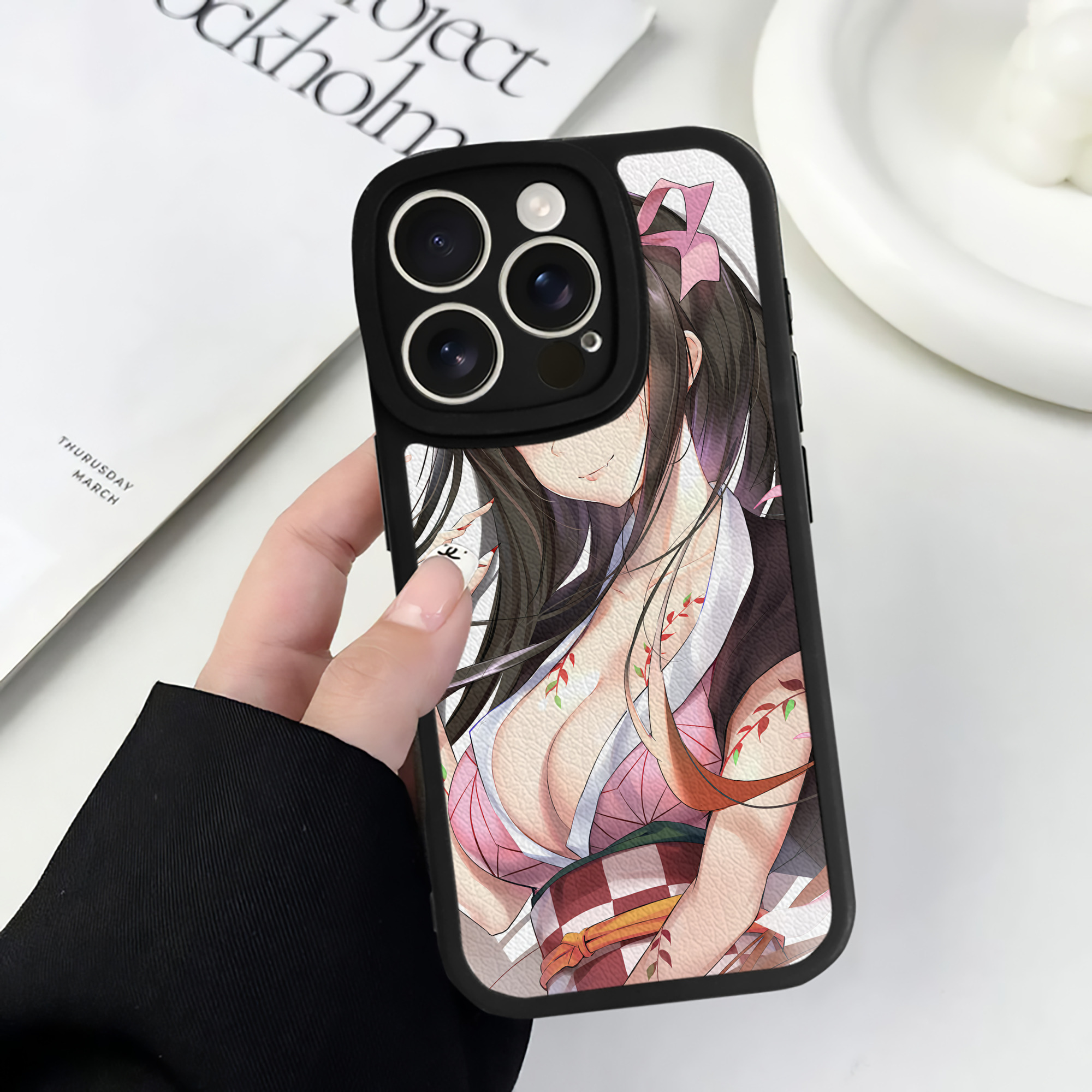 （画像用） 鬼滅の刃（きめつのやいば）竈門 禰󠄀豆子／かまど ねずこ Kamado Nezuko 【iPhone 16シリーズ対応】シリコンスマホケース（レザー調） 材質：シリコン